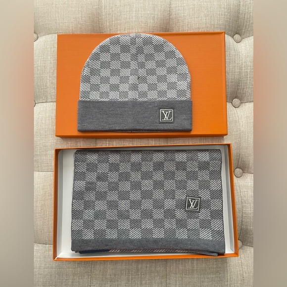 Stylish and elegant Gray Checkered Beanie and Scarf Set with gift box. - Picture 2 of 8